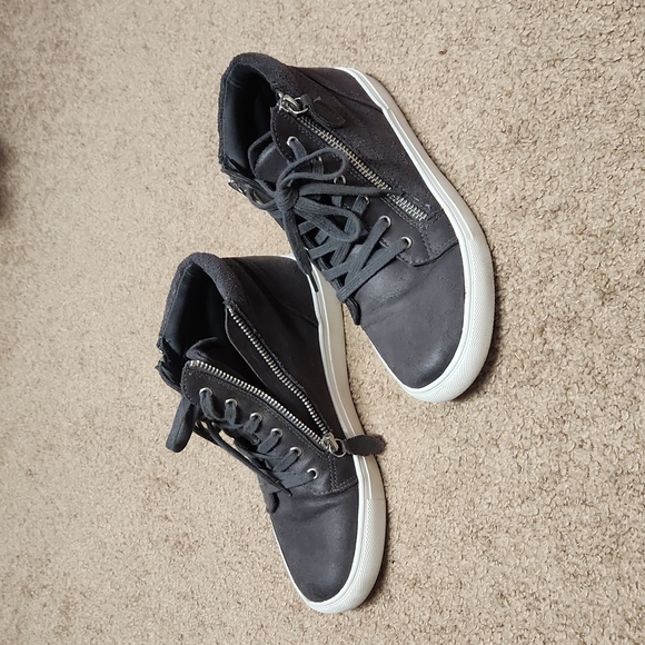 Shoes - Picture 4 of 6